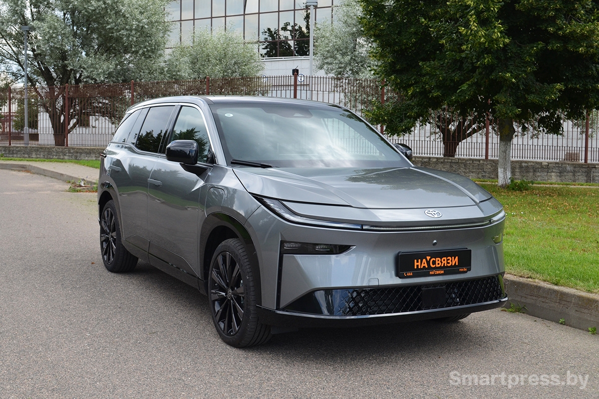 Toyota bZ3X спереди слева на дороге.JPG