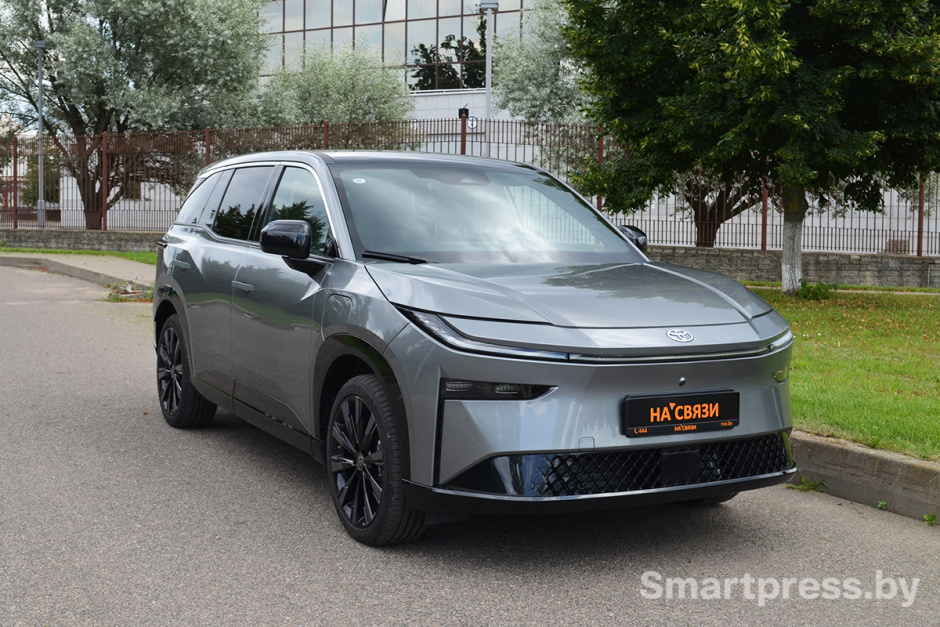 Toyota bZ3X спереди слева на дороге.JPG