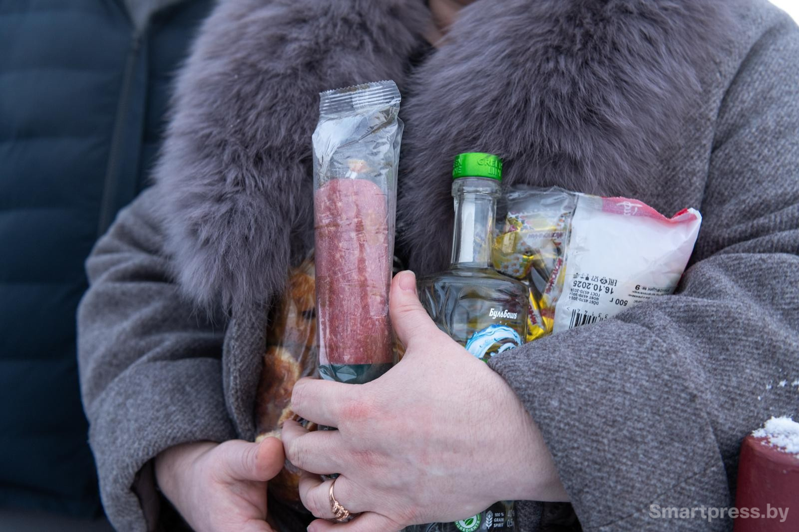 23-Хозяева ждут царей с пакетами еды.jpg