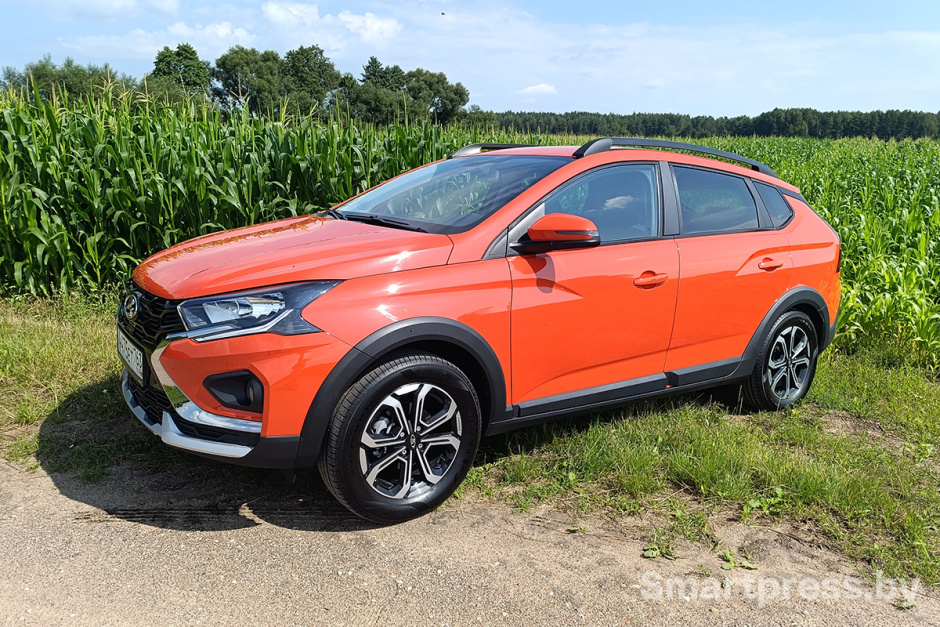 Lada Iskra SW Cross в полеспереди справа