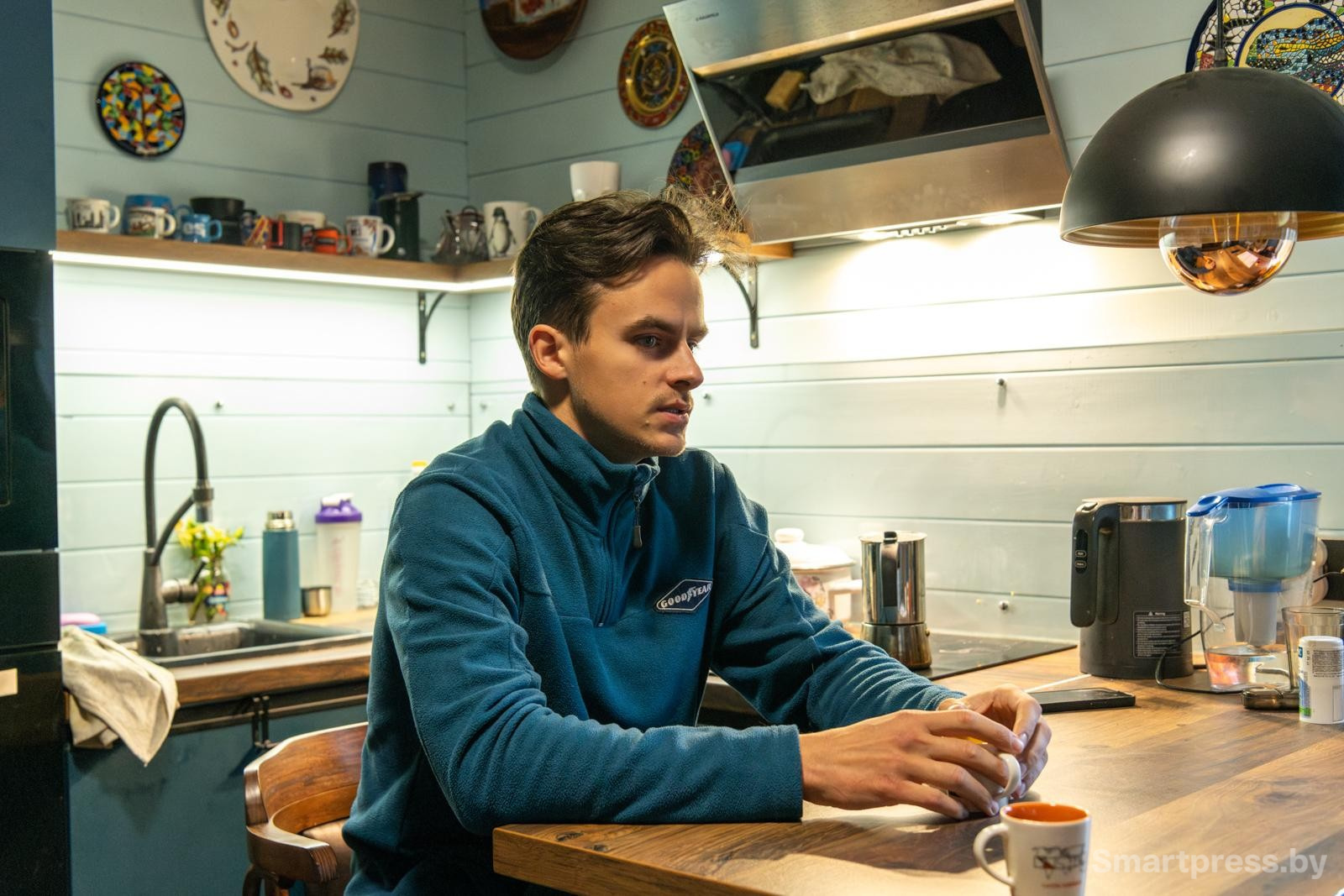 2-Роман Жук на кухне своего дома.jpg