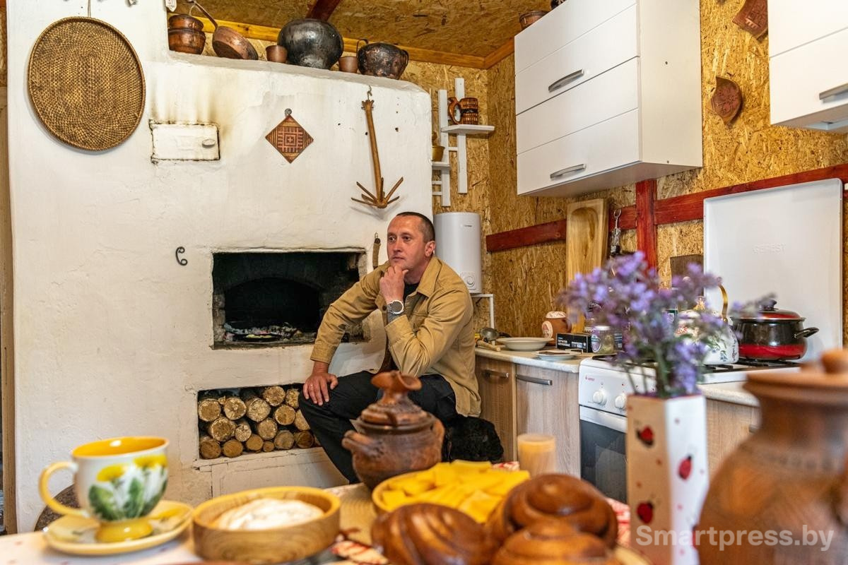 13-Сергей Урбанович в деревенской доме.jpg