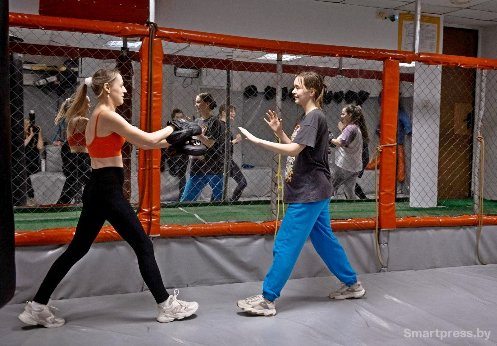 15-Во время диалога нужно схватить партнершу.jpg