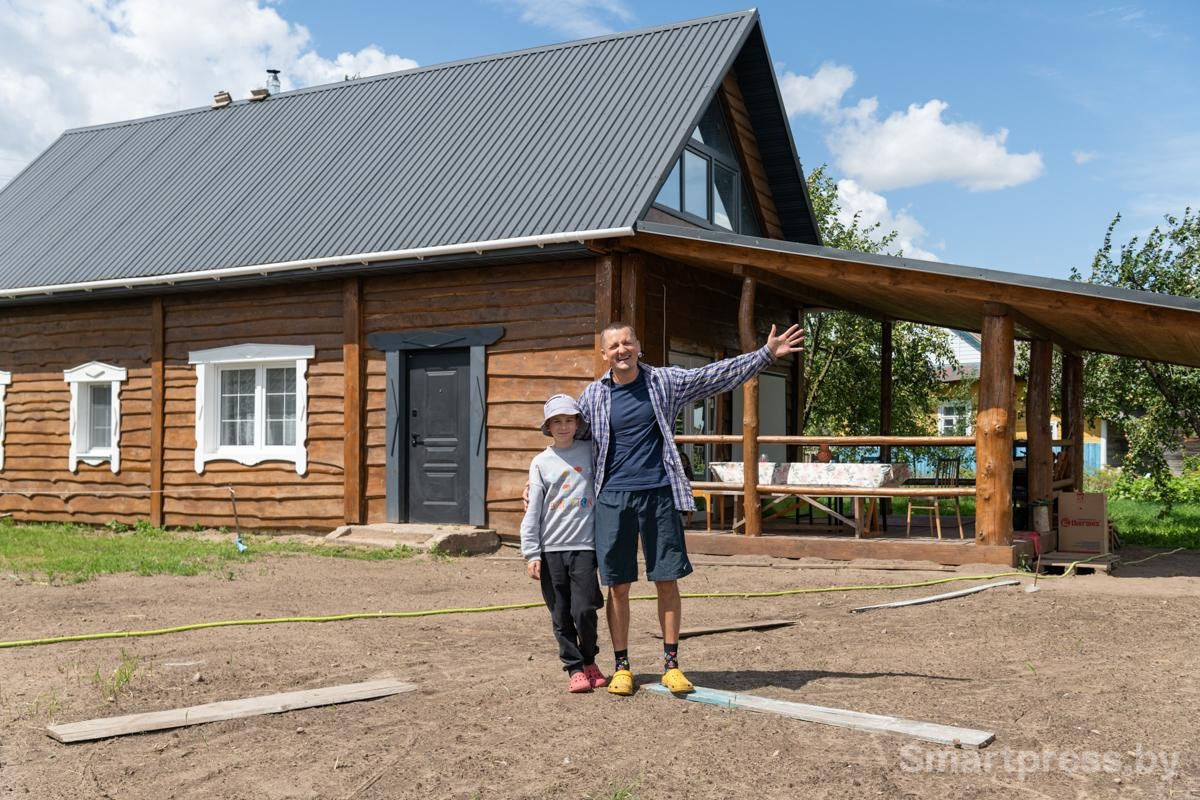 22-Евгений с племянником рядом со своим домом.jpg