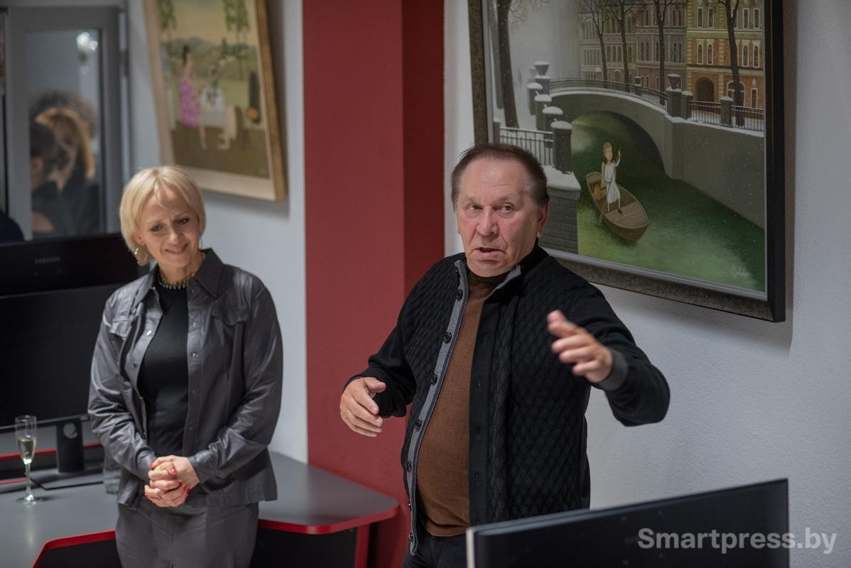 5-Главный редактор Смартпресс Юлия Кочубей представила гостям работы Валентина Губарева.jpg