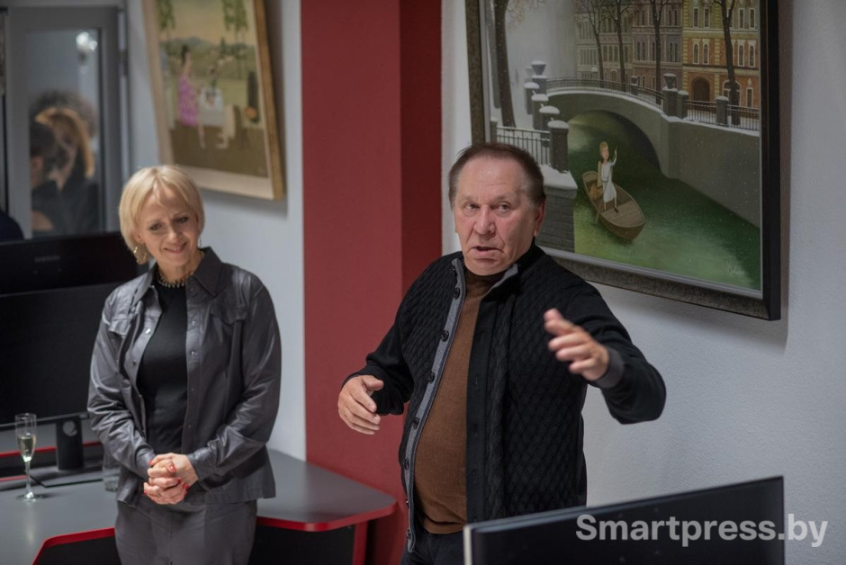 5-Главный редактор Смартпресс Юлия Кочубей представила гостям работы Валентина Губарева.jpg