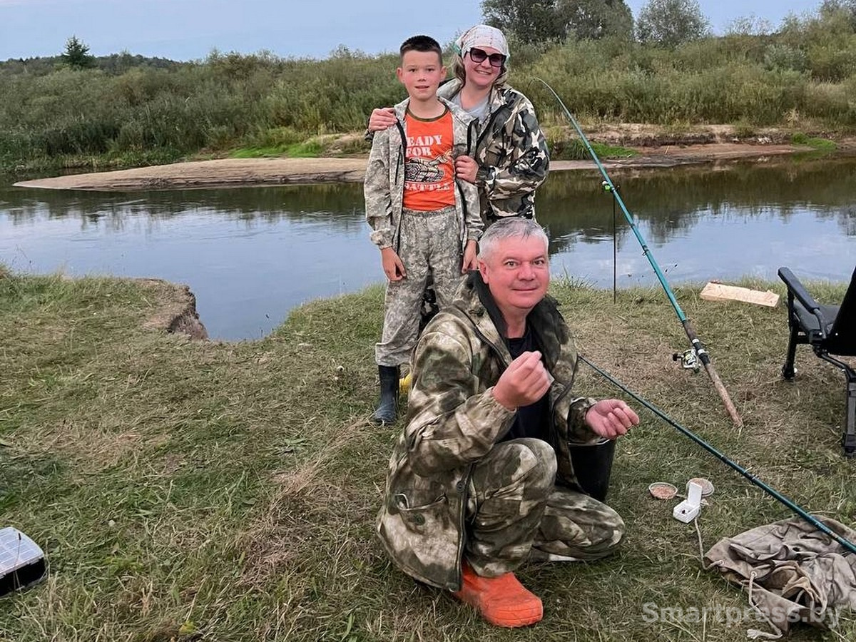 7-Анна муж Сергей и младший сын Антон на рыбалке.jpg