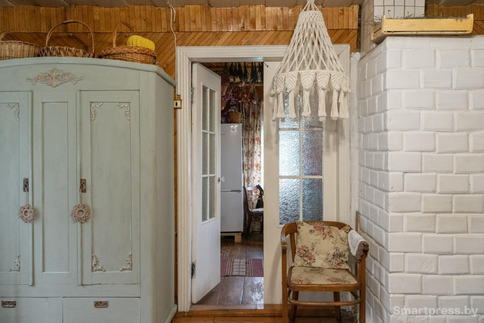 8-Отреставрированная старая мебель в деревенском доме.jpg