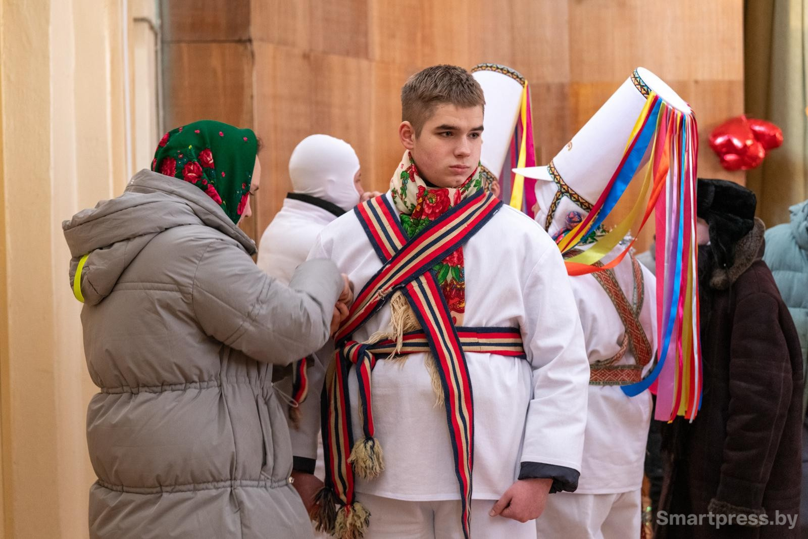 12-Последние приготовления перед шествием.jpg