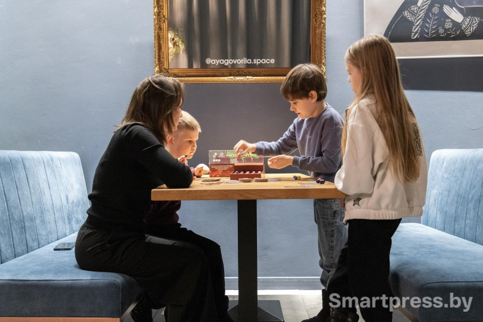 6-Дети играют в настольные игры.jpg