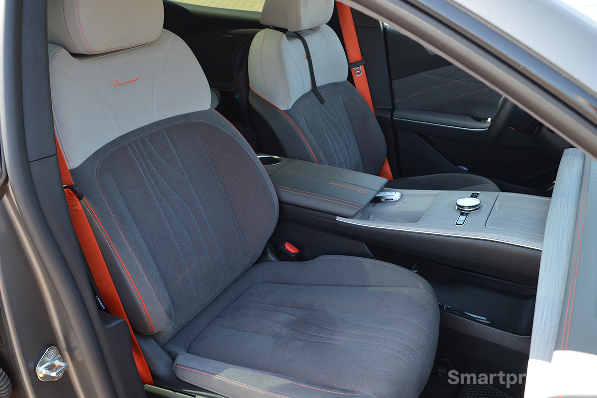Передний ряд сидений Geely Galaxy E8