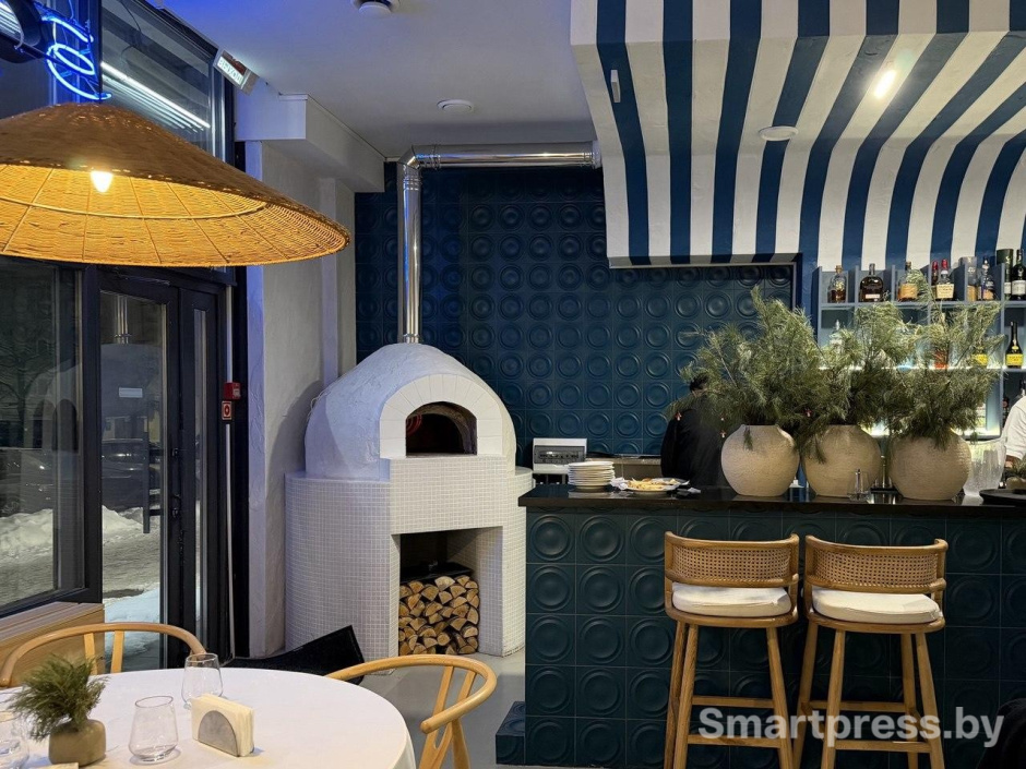 1-Интерьер греческого бистро Зои в Минске.jpg