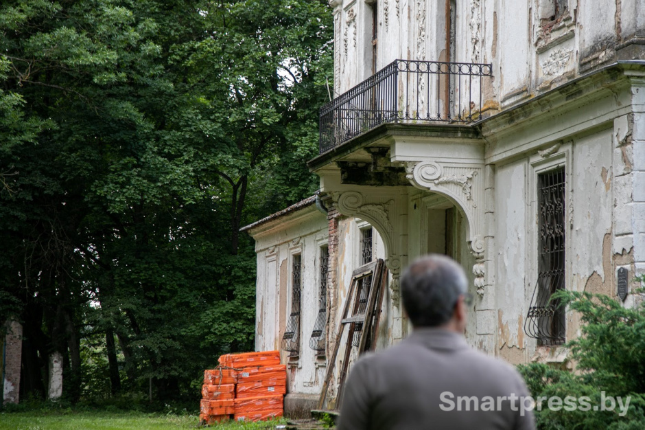 2-Олег Скробов и усадьба Игнатичи.jpg