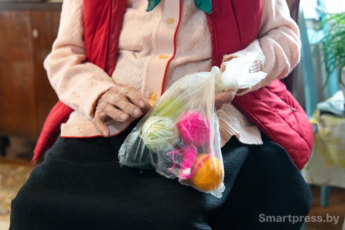 26-Бабушка и мотки с нитками.jpg