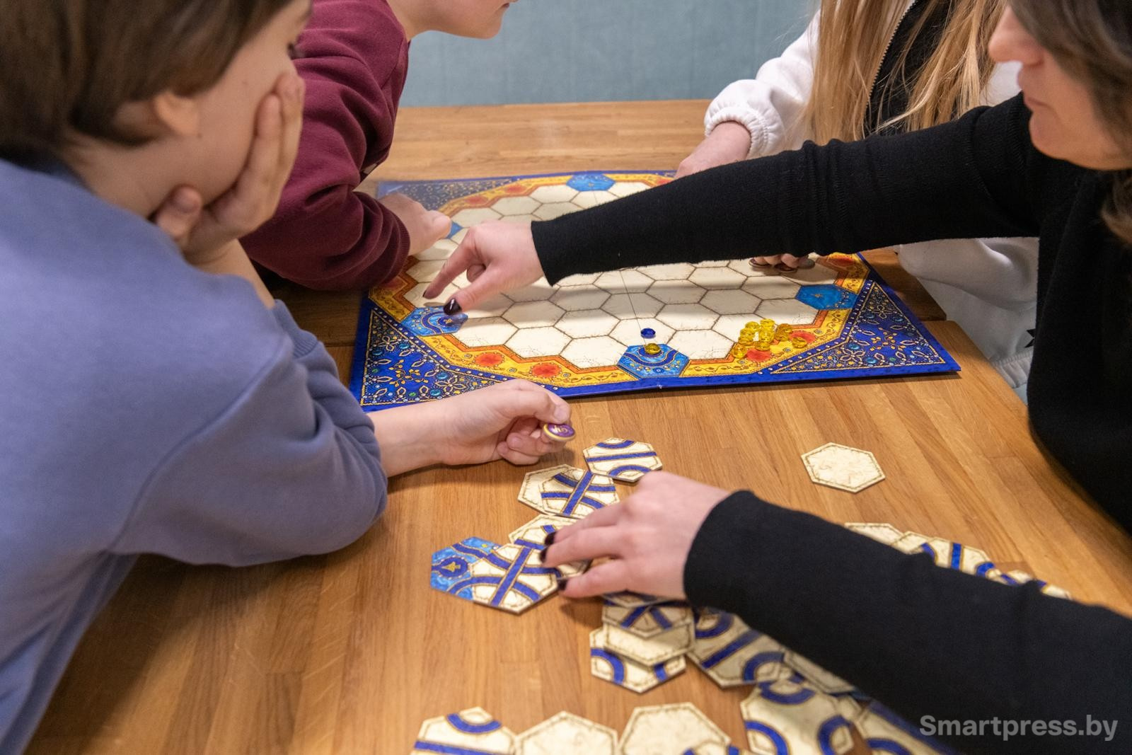 11-Дети играют в настолки.jpg