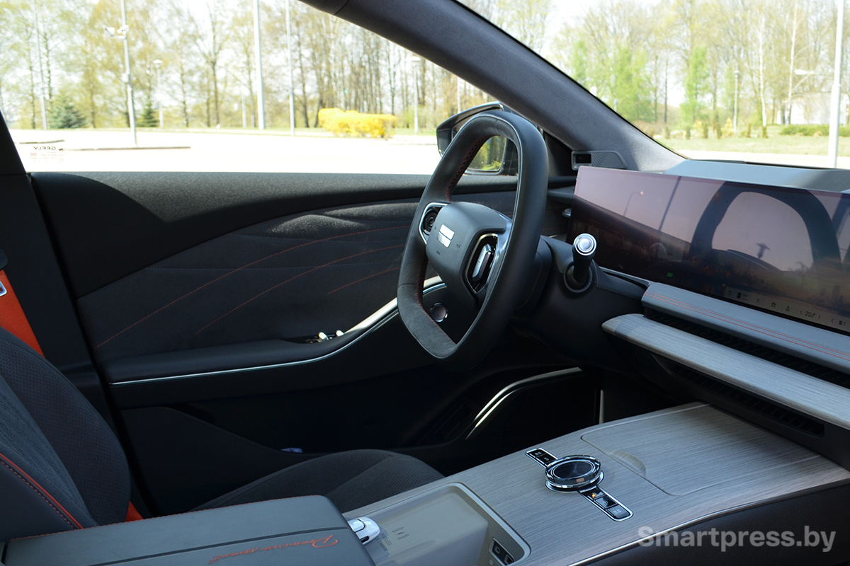 Организация водительского места Geely Galaxy E8