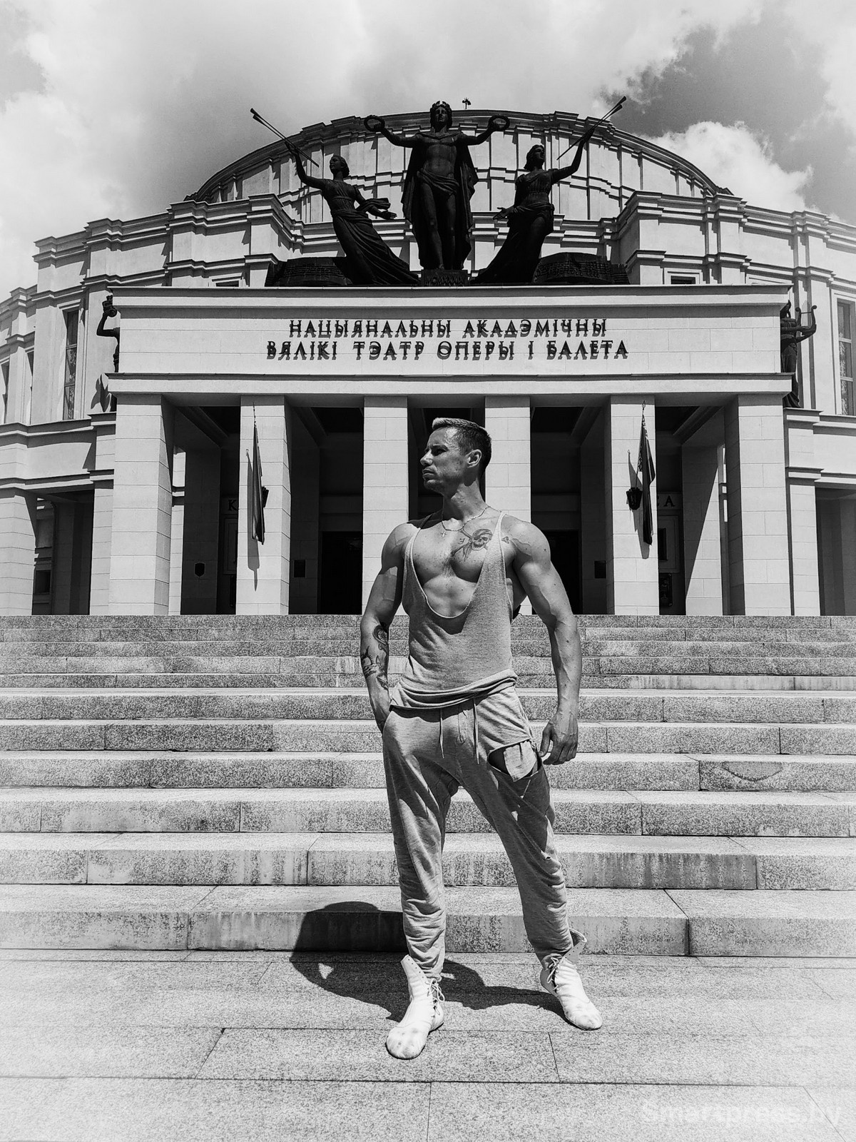 7-Иван много лет танцевал на сцене Большого театра.jpg