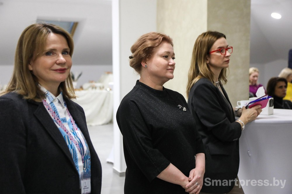 17-Слева направо - член совета директоров компании Фармлэнд Инна Щукина генеральный директор Фармлэнд Ольга Субботина и бренд-менеджер компании Екатерина Ершова.jpg