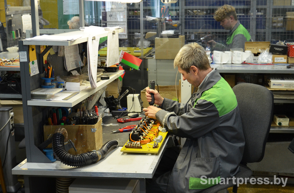 Объемный электромонтаж вспомогательного блока контакторов