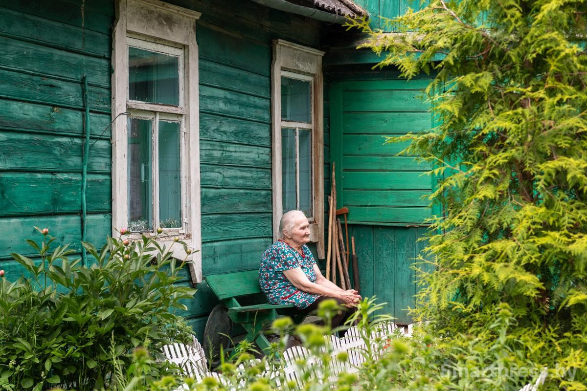 2-Бронислава Антоновна на лавочке возле дома.jpg