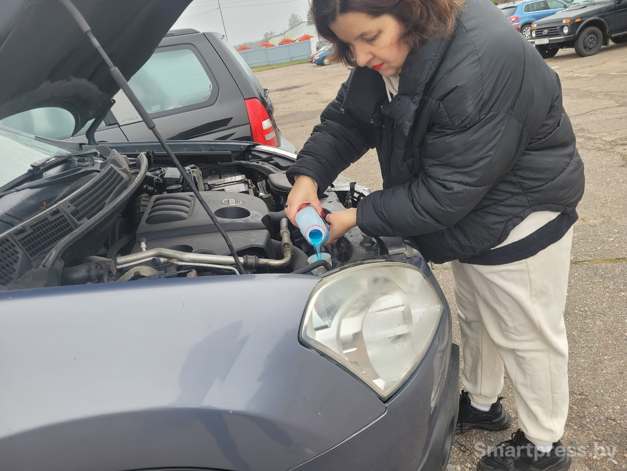 5-Заливаем стеклоомыватель в бак.jpg