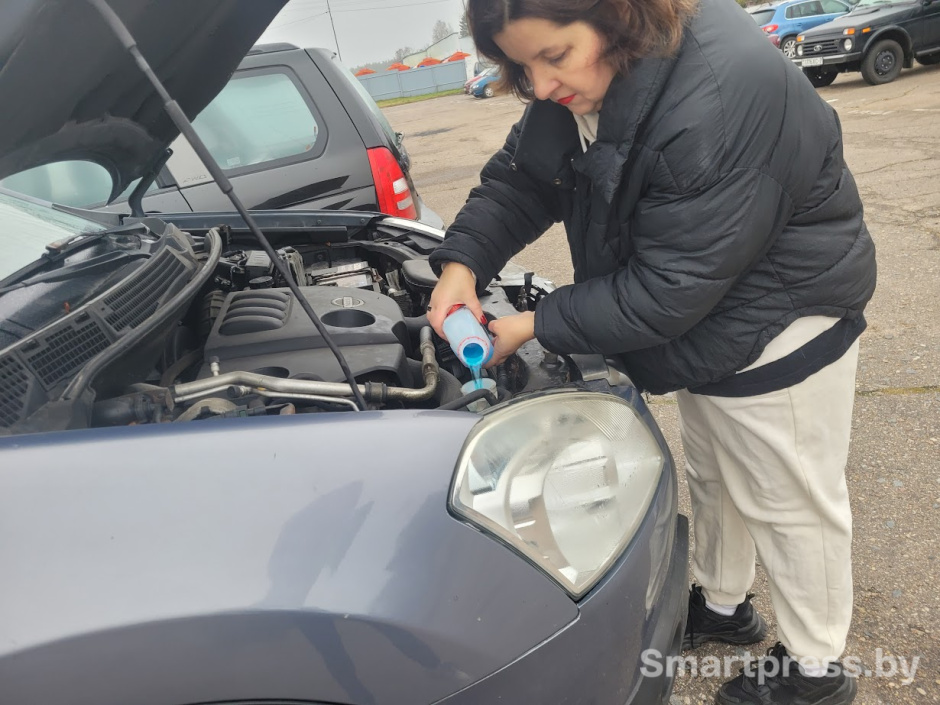 5-Заливаем стеклоомыватель в бак.jpg 5-Заливаем стеклоомыватель в бак.jpg