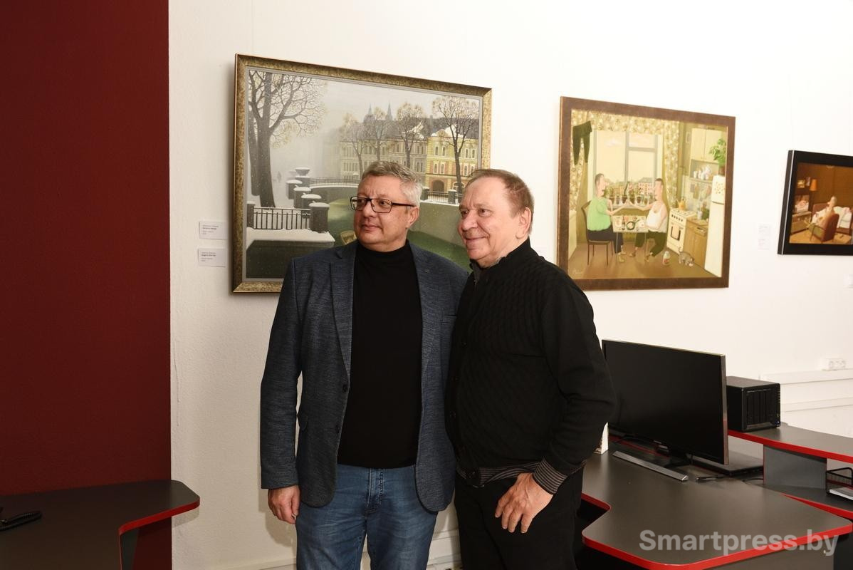 1-Художник Валентин Губарев (справа) показывает свои работы директору Смартпресс Вячеславу Зеньковичу.jpg