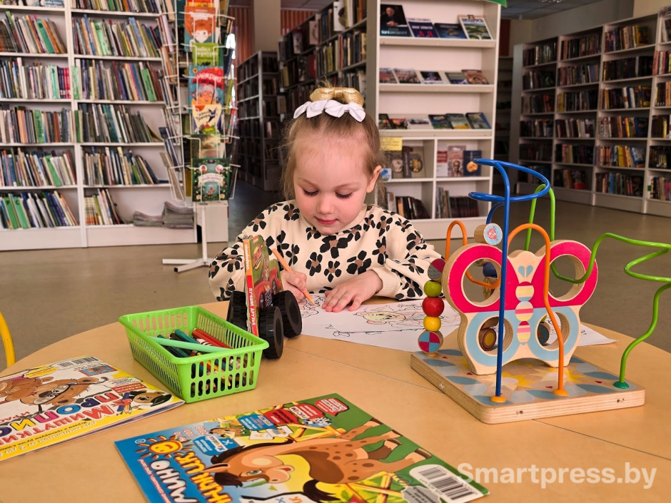 Посетительница минской детской библиотеки 4 Стефания 3.jpg