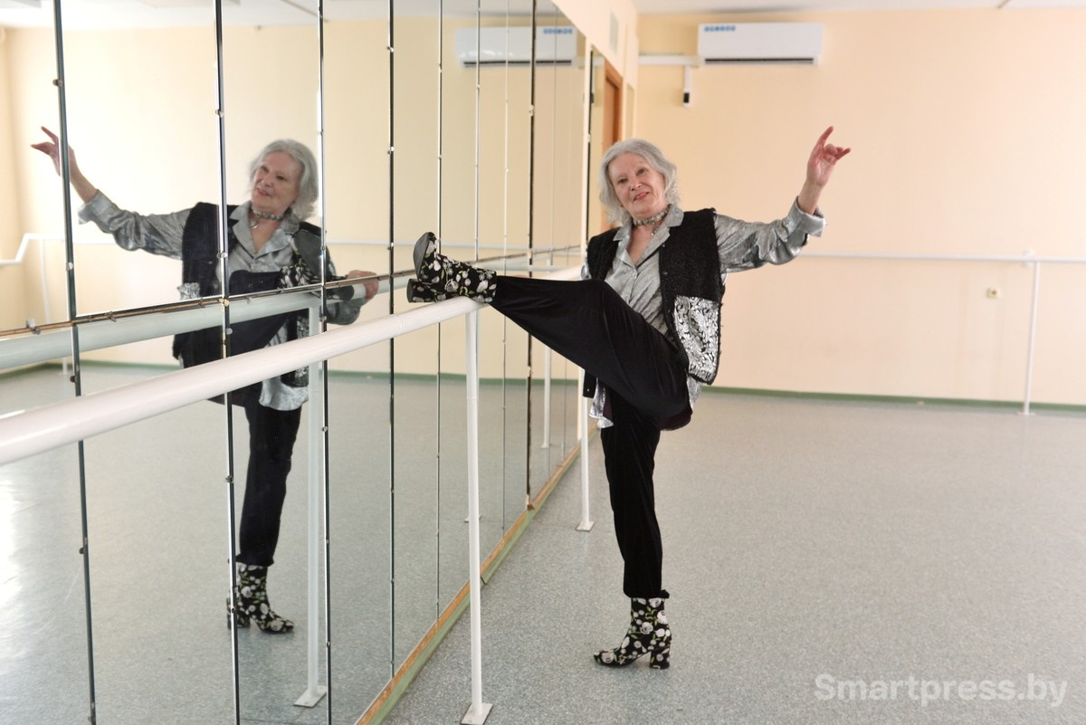 Людмила Ефремова у станка 1.jpg