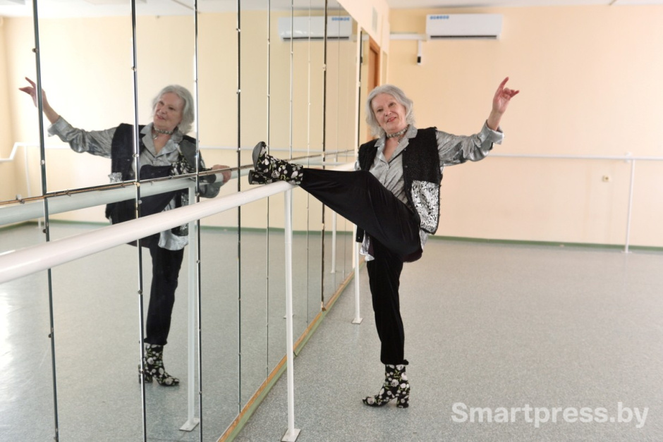 Людмила Ефремова у станка 1.jpg