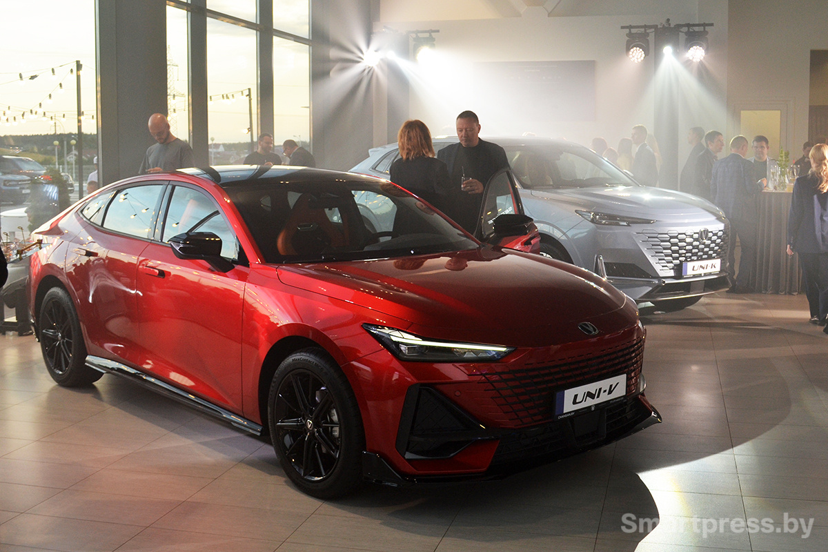 Changan Uni в автоцентре на Каменногорской