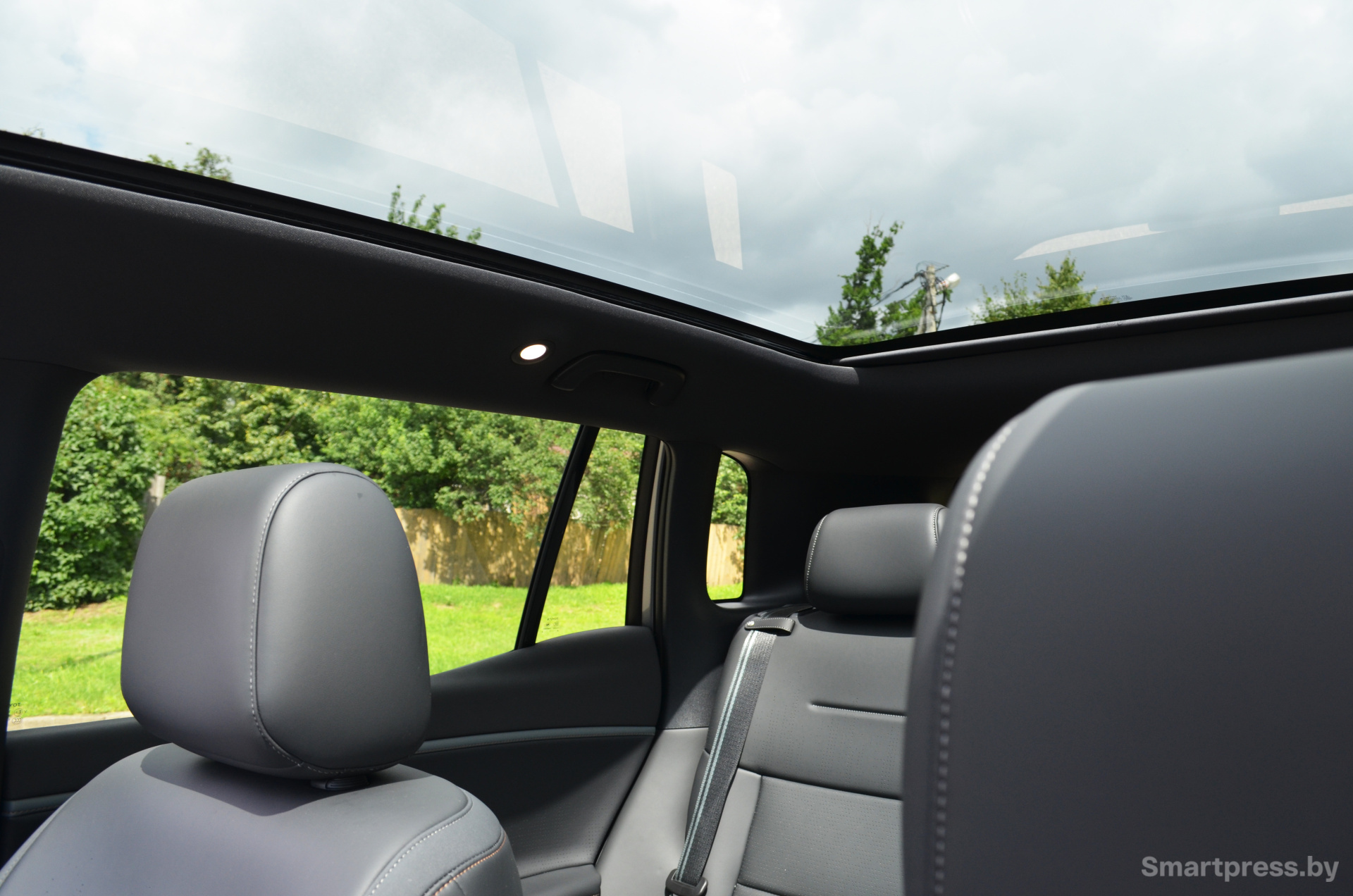 Панорамная крыша и тонировка задней полусферы Toyota bZ3X.JPG