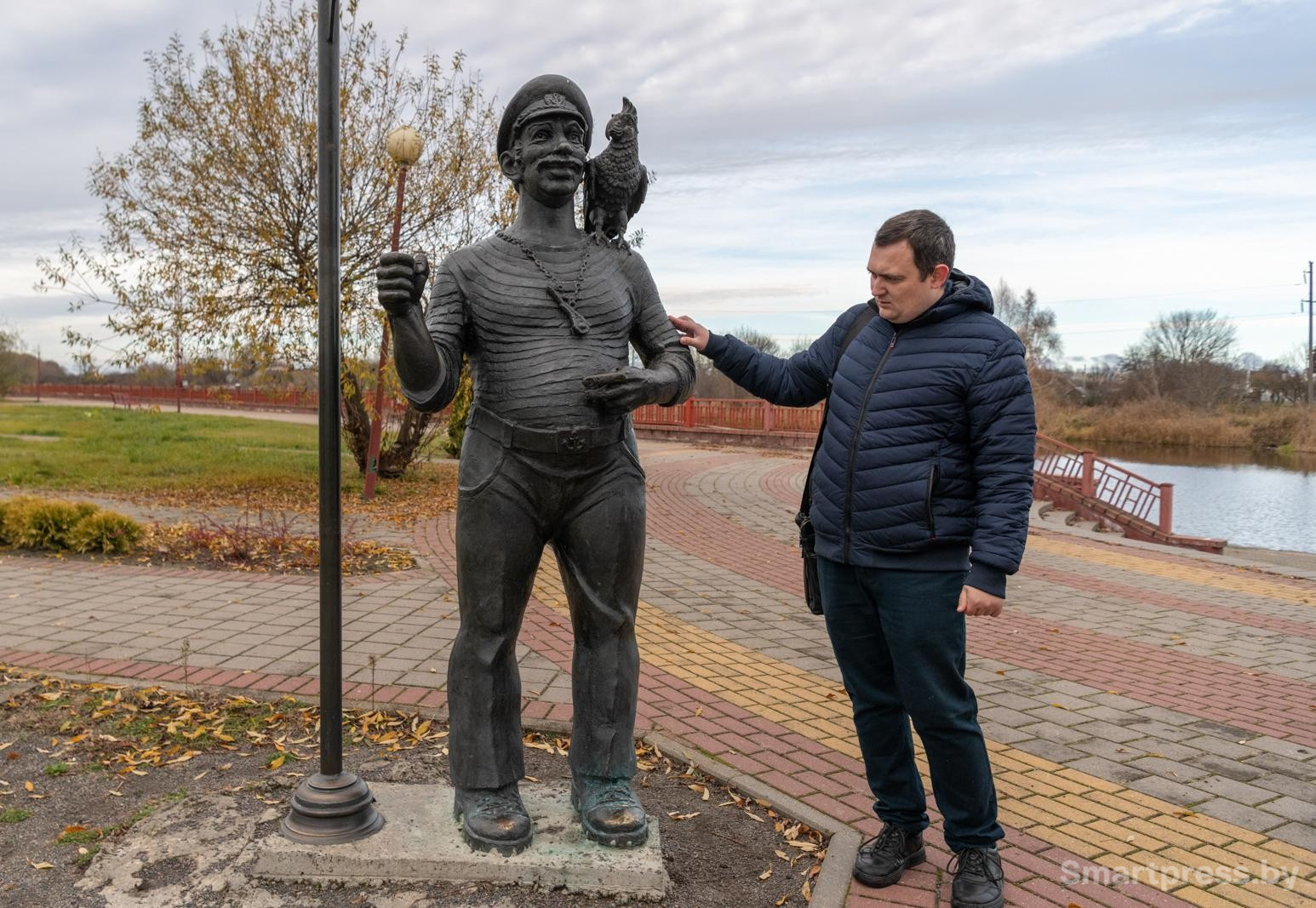 27-Скульптура боцмана в Кобрине.jpg