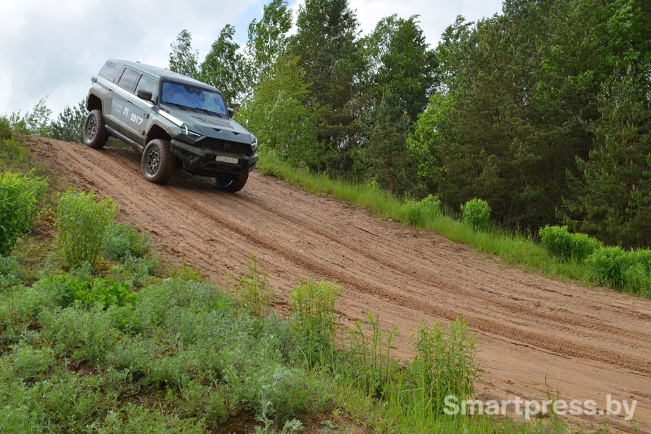M-Hero 917 на крутом спуске