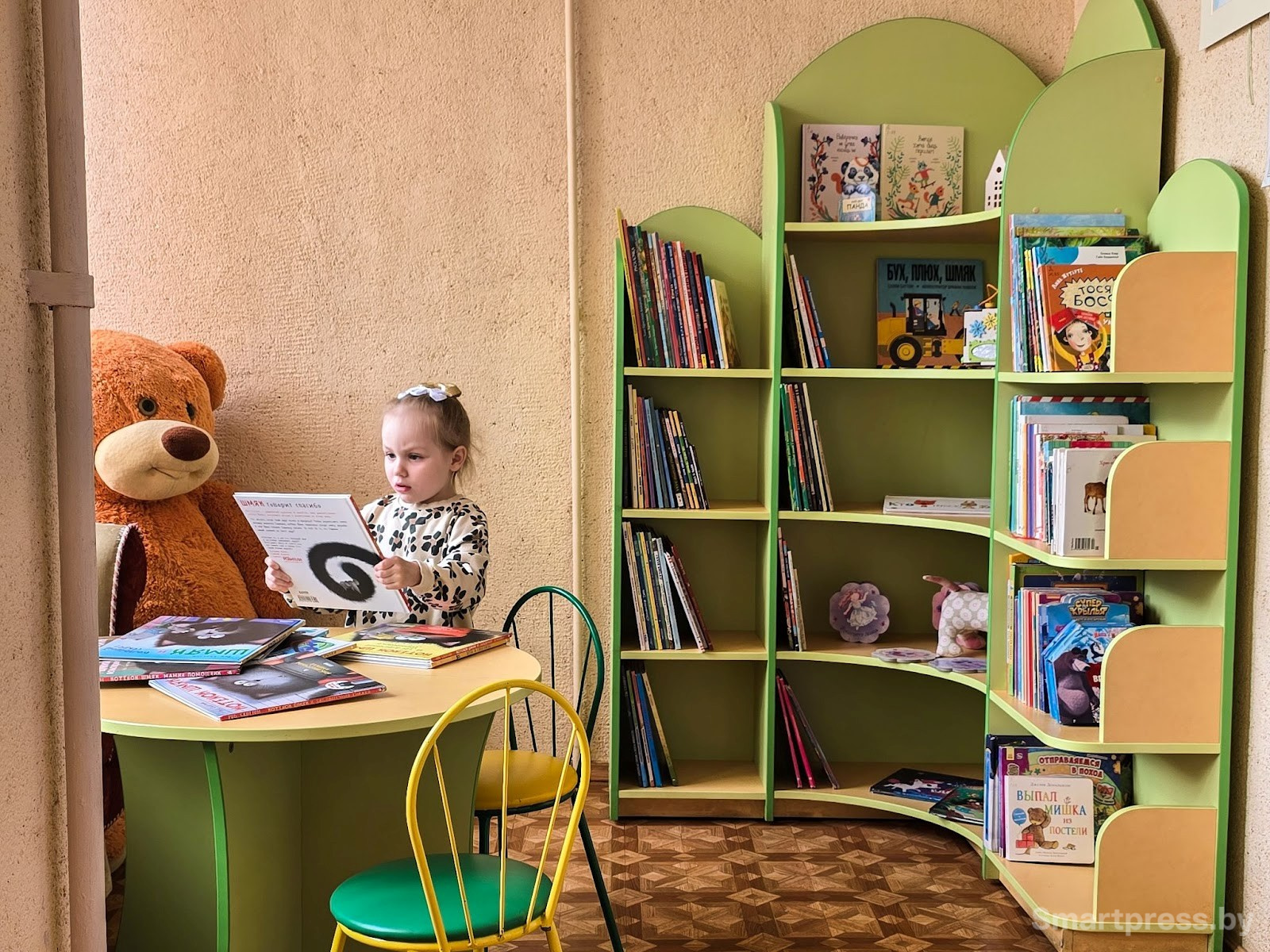 Читальный зал в минской детской библиотеке 4.jpg