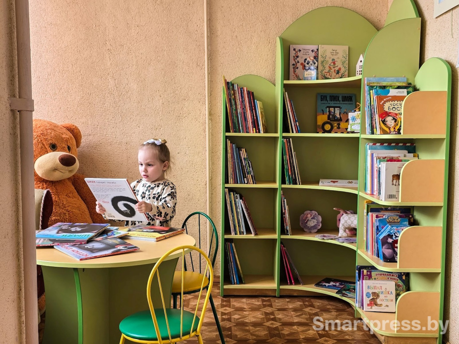 Читальный зал в минской детской библиотеке 4.jpg