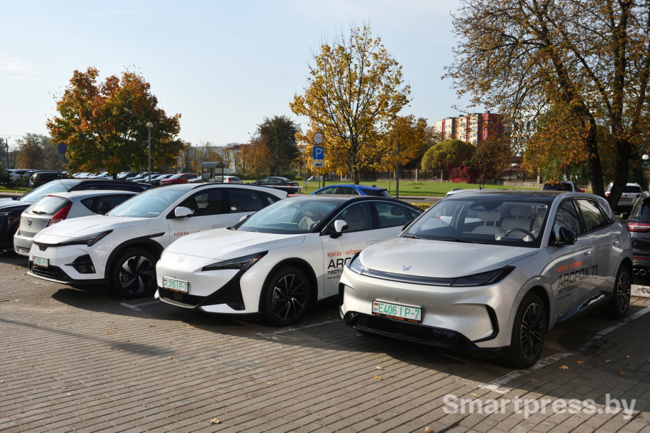 Готовые для тест-драйва модели Arcfox стоят перед автоцентром NSV-EV