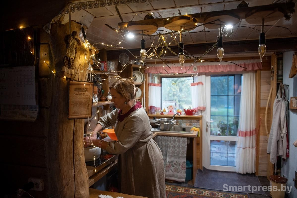 6-В кухне семья сделала большое окно чтобы смотреть на сад и лес.jpg