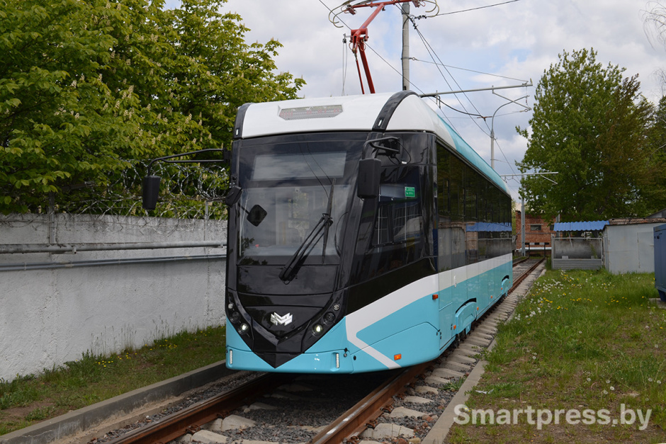 Трамвай Т811