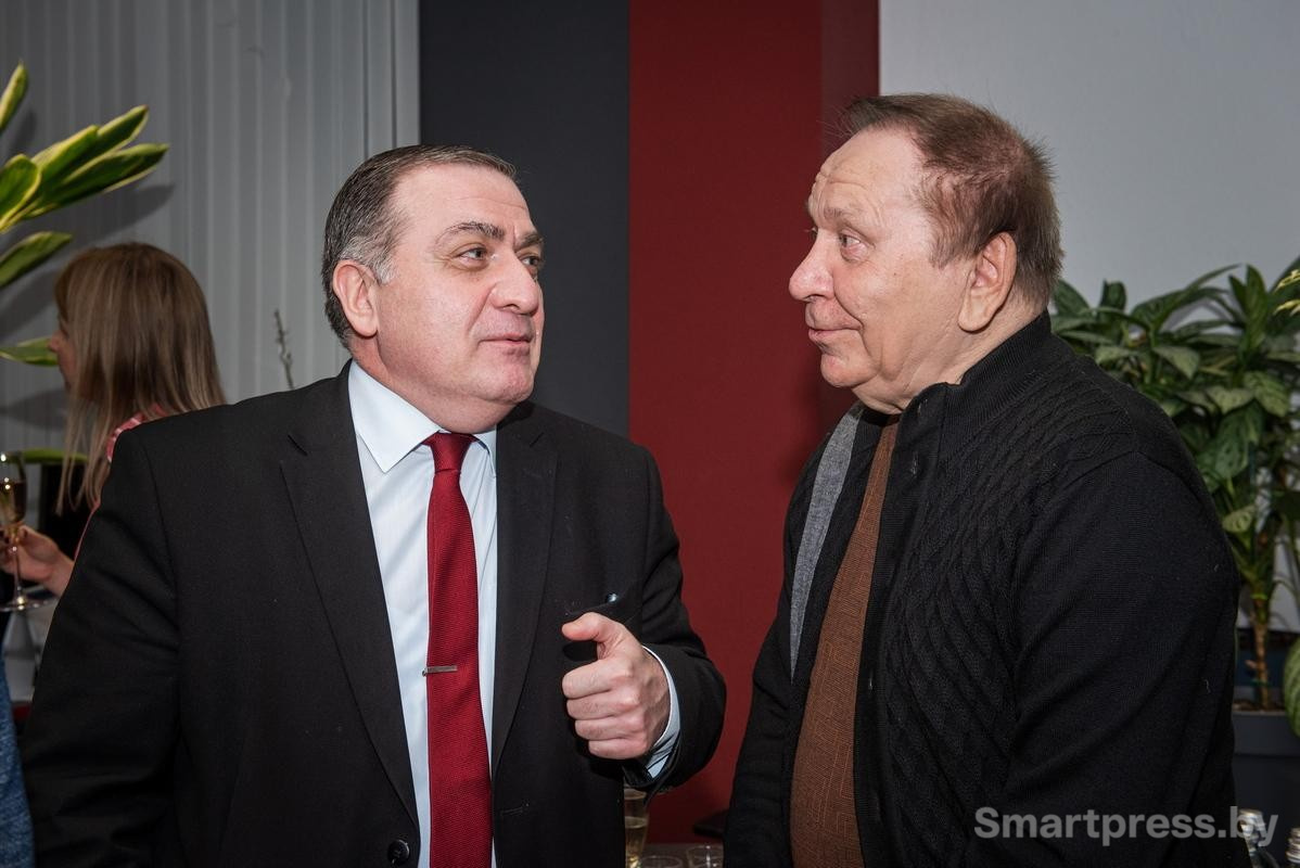 23-Посол Грузии в Беларуси Георгий Саганелидзе (слева) и художник Валентин Губарев.jpg