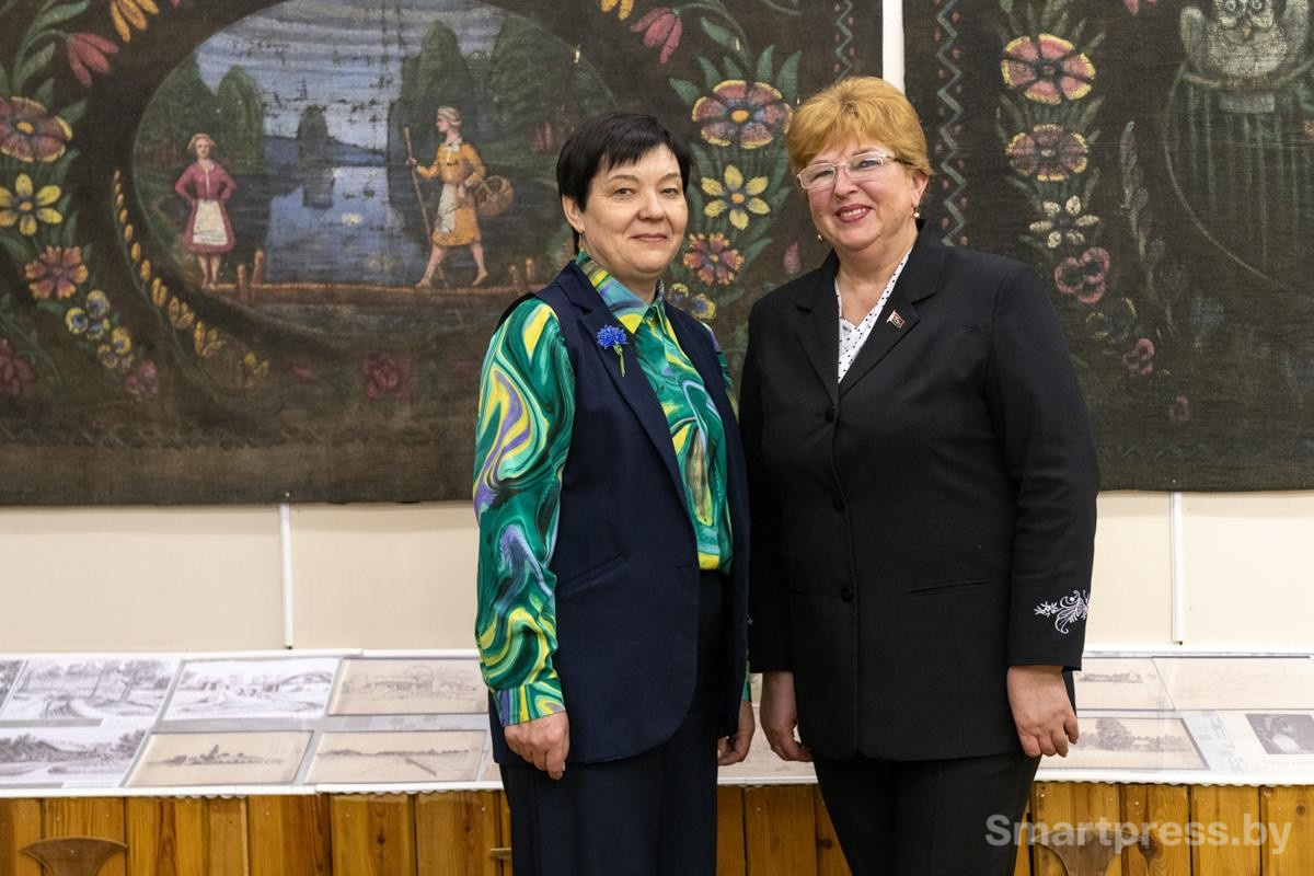 2-Учительница Татьяна Пасюк (слева) и директор Подсвильской СШ Людмила Саулич.jpg