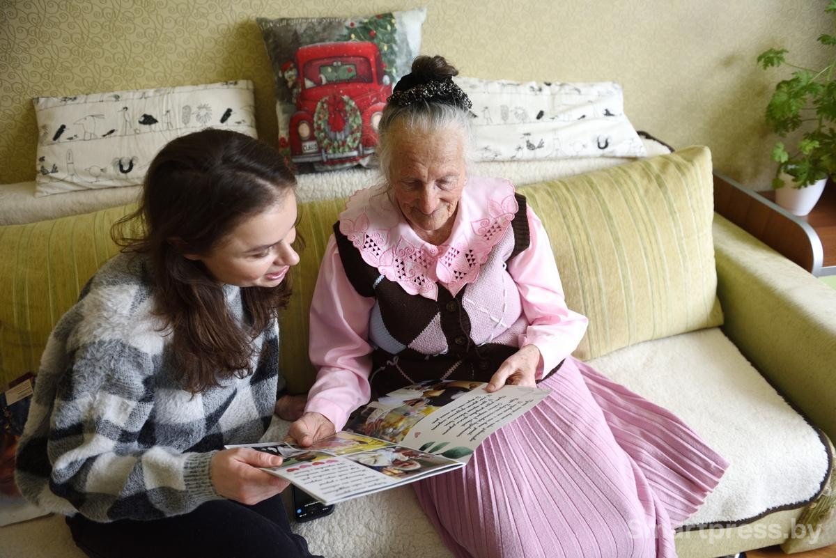 3-Женщина любит пересматривать фотоальбомы.jpg