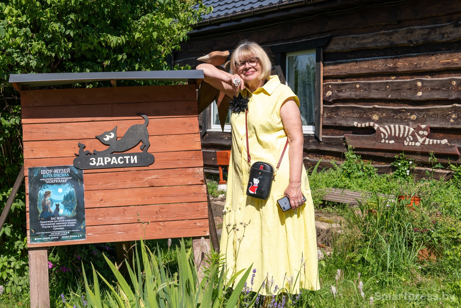 2-Елена Новицкая рядом с музеей кота в Даньках.jpg