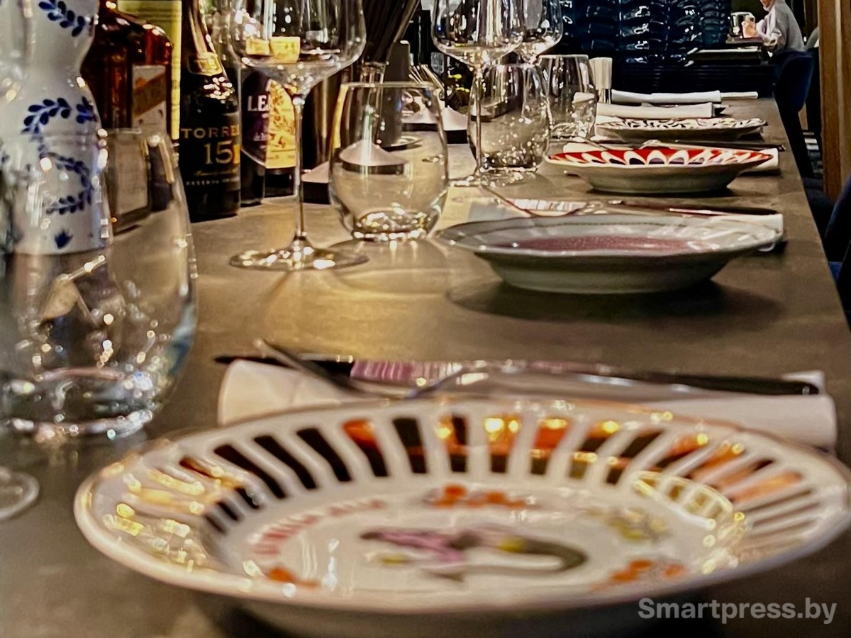 4-Сервировка стола в ресторане Amo.jpg