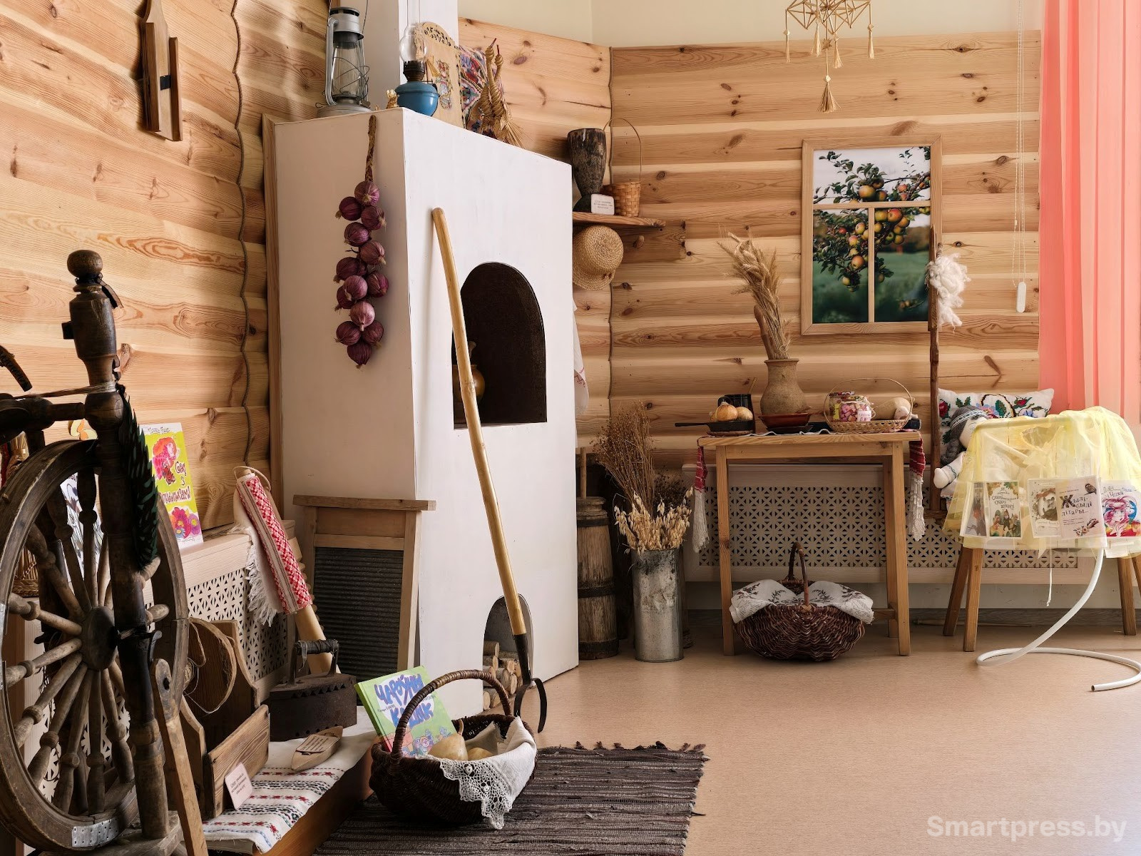 Выставка-экспозиция белорусской деревенской хаты в библиотеке.jpg