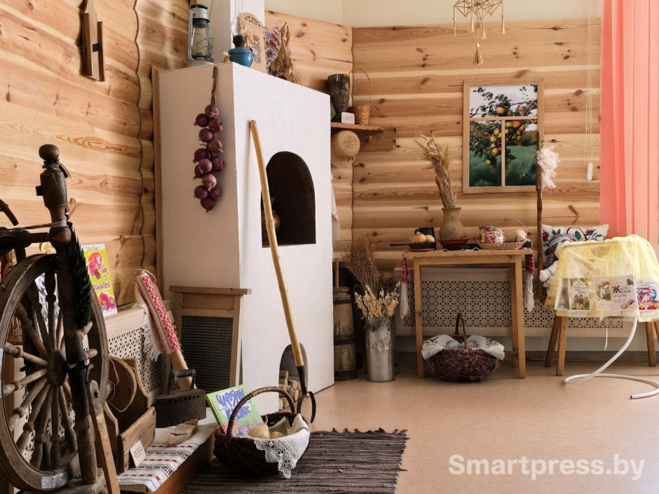 Выставка-экспозиция белорусской деревенской хаты в библиотеке.jpg