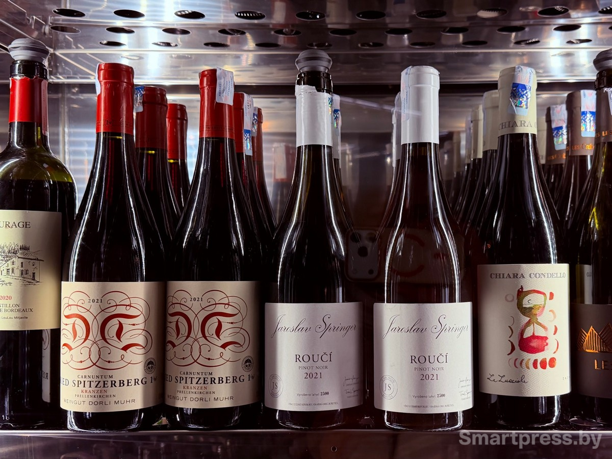 3-Вино в баре Nola.jpg