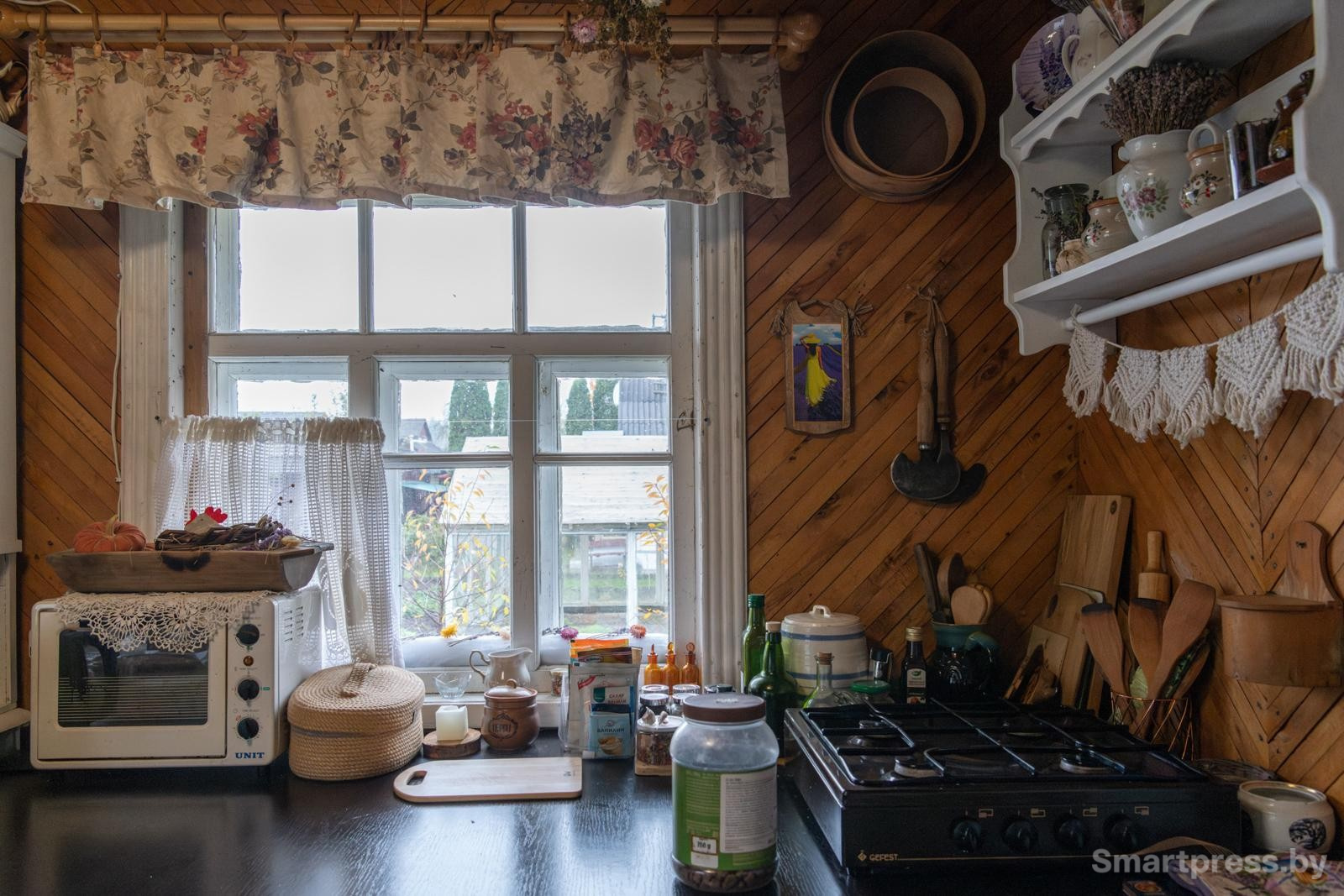 18-Окно кухни в деревенском доме.jpg
