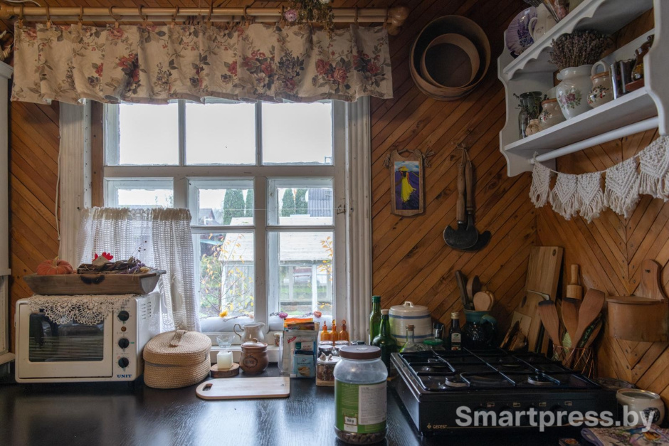 18-Окно кухни в деревенском доме.jpg