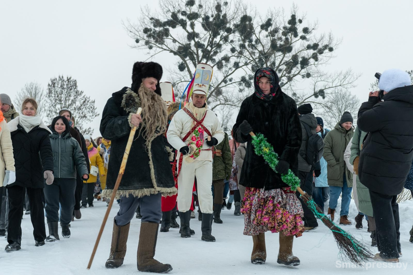 19-Впереди шествия идут Дед и Баба.jpg